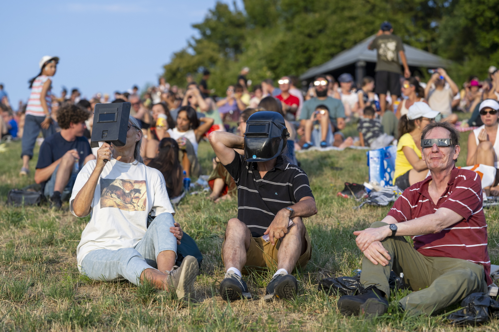 epa13164360 A person wears protective glasses during a partial solar eclipse in Bernex near Geneva, Switzerland, 12 August 2026. A total solar eclipse will sweep across parts of Europe and the North Atlantic on 12 August, with the path of totality moving through Greenland, Iceland, Spain, and a small section of northeastern Portugal, while surrounding areas across Europe experience a partial solar eclipse, according to the European Space Agency (ESA). EPA/MARTIAL TREZZINI Dostawca: PAP/EPA.