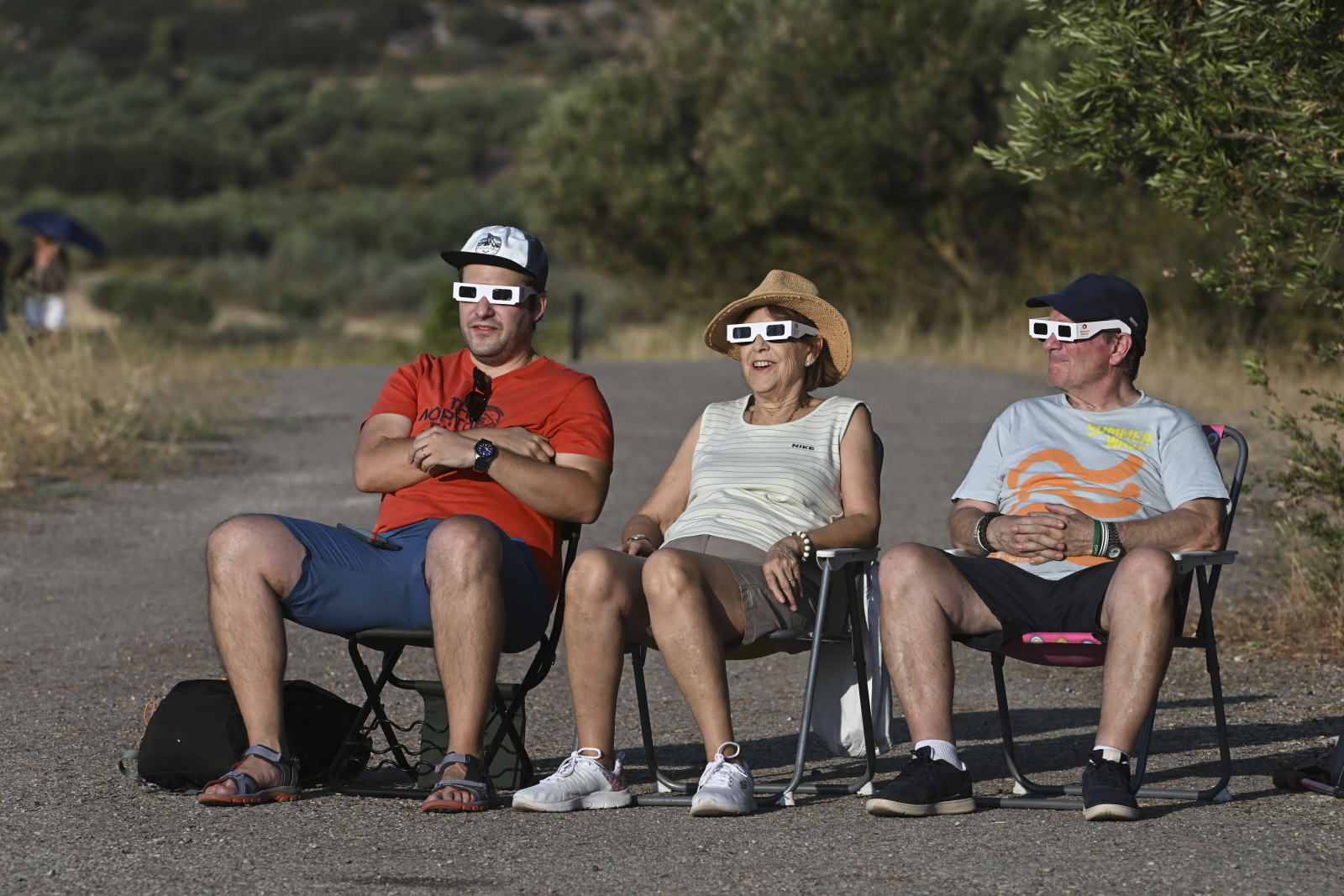 epa13164361 People enjoy the solar eclipse in Guadalajara, Spain, 12 August 2026. Spain is one o the few countries where the total solar eclipse will be visible from, something that has attracted people from all over the globe. A total solar eclipse will sweep across parts of Europe and the North Atlantic on 12 August, with the path of totality moving through Greenland, Iceland, Spain, and a small section of northeastern Portugal, while surrounding areas across Europe experience a partial solar eclipse, according to the European Space Agency (ESA). EPA/FERNANDO VILLAR Dostawca: PAP/EPA.