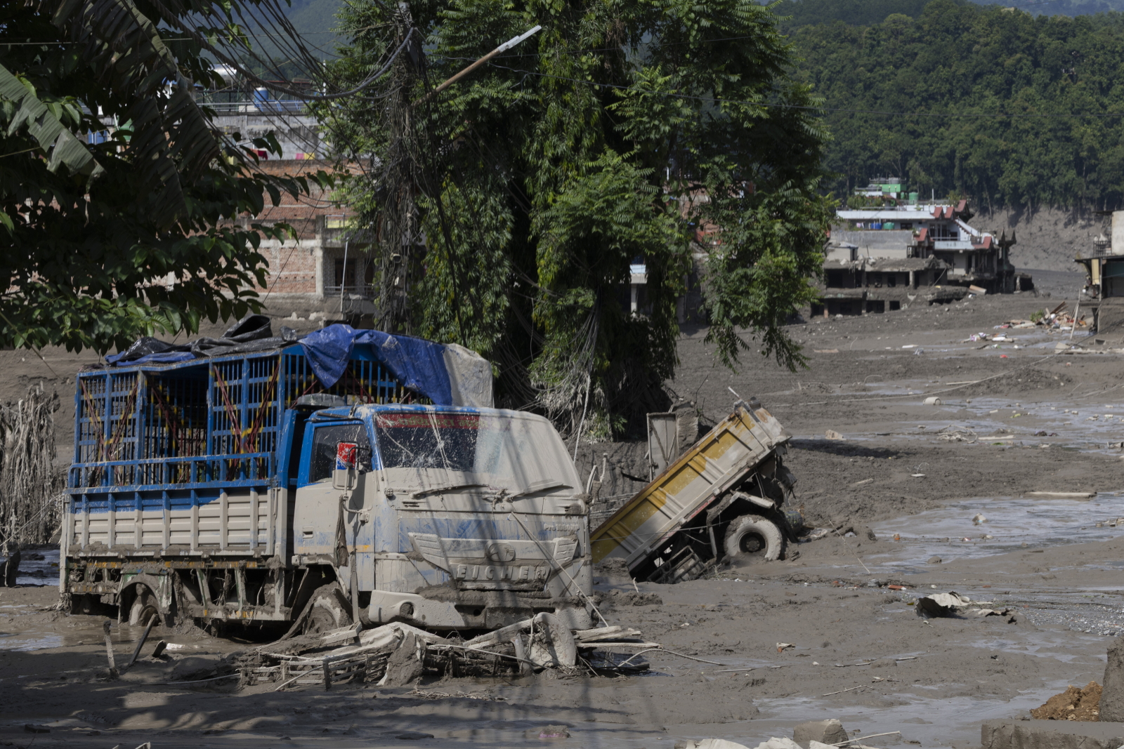 Nepal: ponad 1,3 tys. osób, w tym 653 obcokrajowców, zaginęło w wyniku powodzi i lawiny