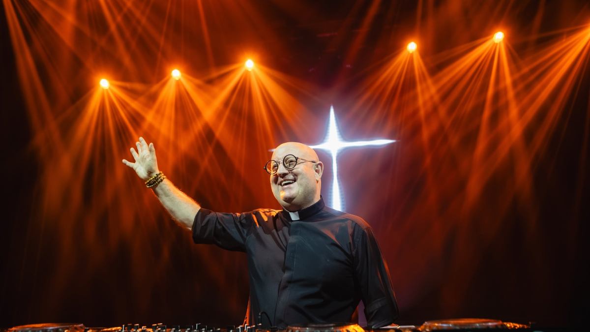 Dziś w Gdańsku zagra Padre Guilherme. Ksiądz – DJ budzi zachwyt, ale i kontrowersje [KOMENTARZE]
