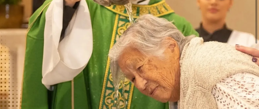 Przyjęła chrzest w Kościele… w wieku 101 lat