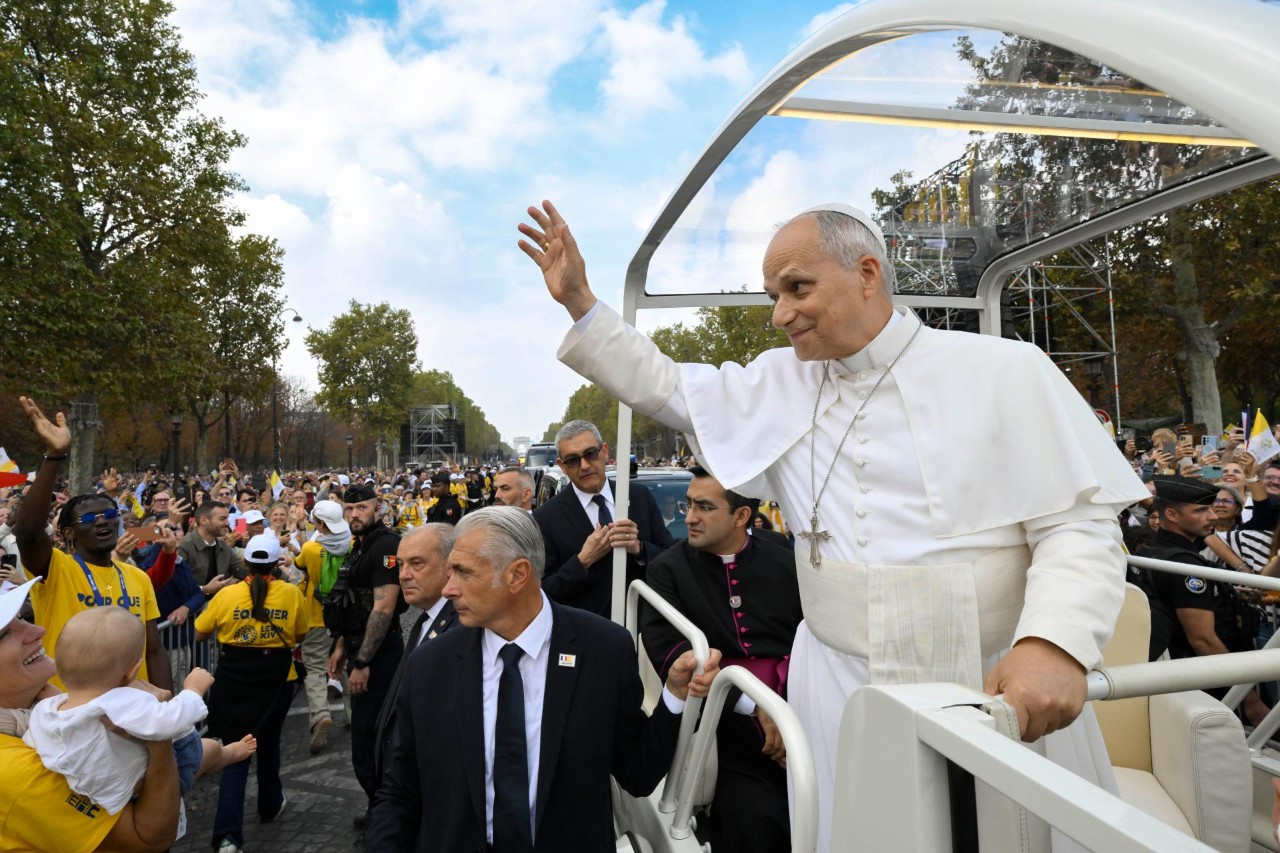 Leon XIV w Paryżu i Lourdes: ogromne rzesze i modlitwa za Francję