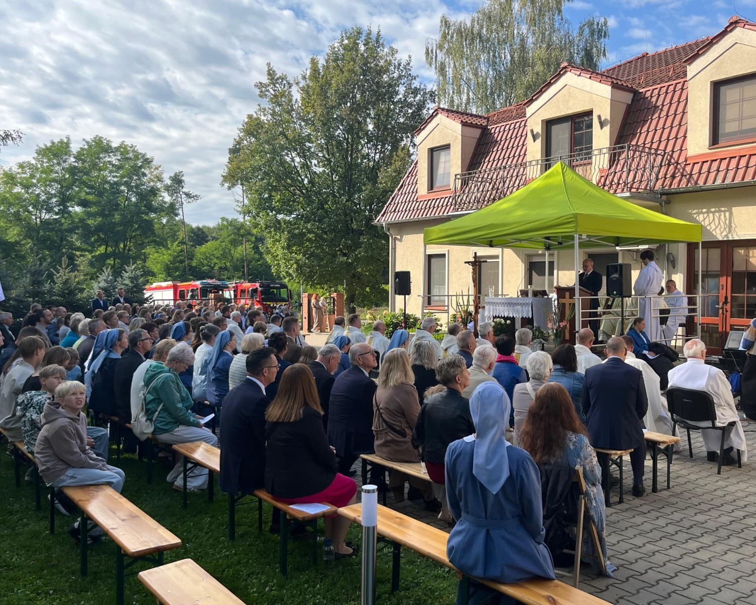 Na uroczystości zgromadziły się osoby zaangażowane w tworzenie Centrum Formacji Rodziny, przedstawiciele Wspólnot Świecckich Uczniów Krzyża, księża współpracujący
