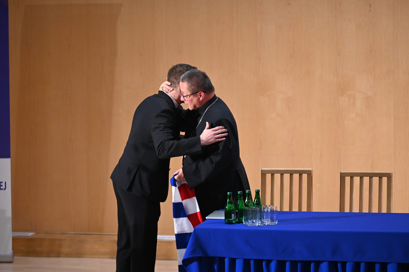 Kard. Grzegorz Ryś dostał szaliki kibicowskie Lecha Poznań i Cracovii
