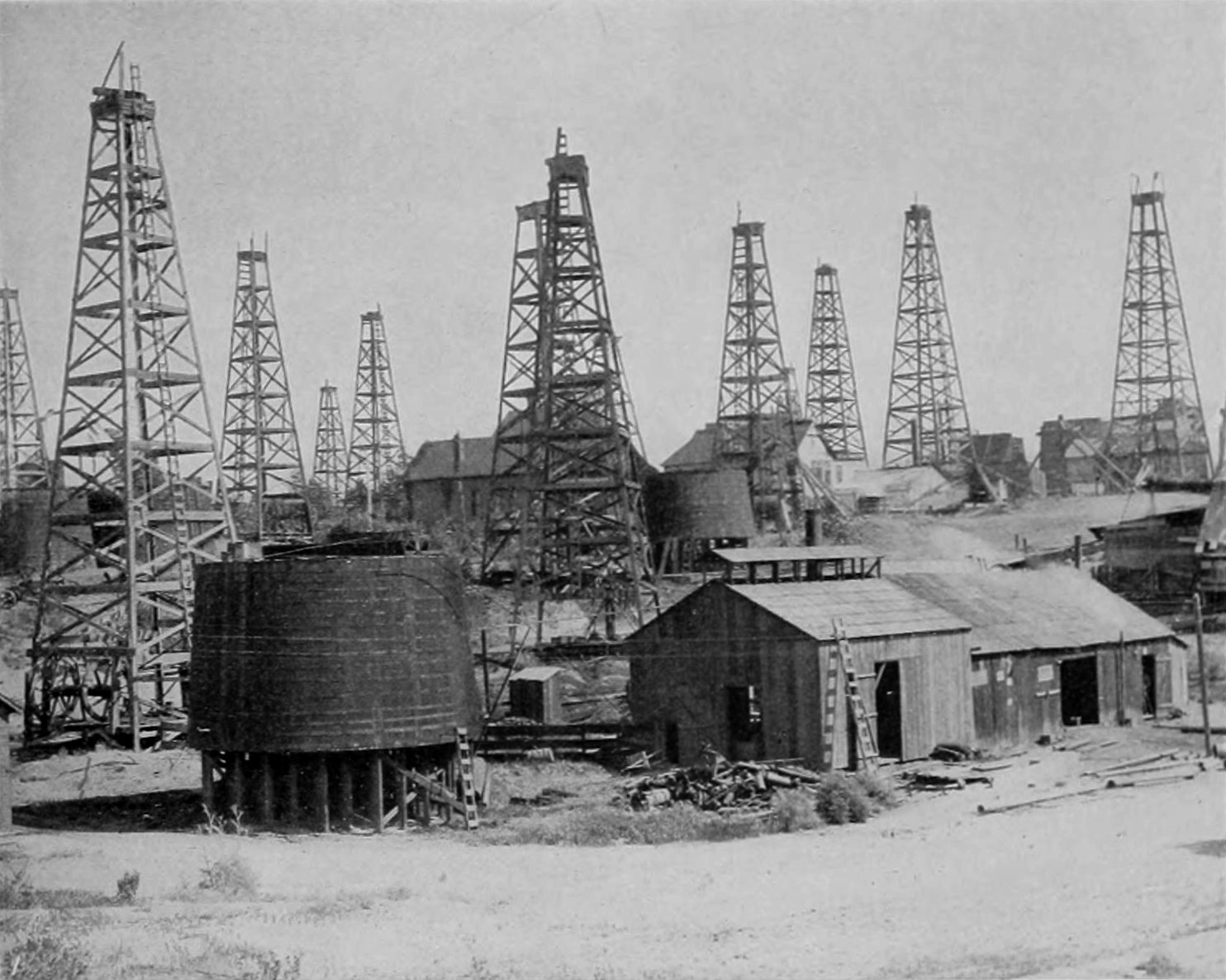 Szyby naftowe w Los Angeles, 1905 r./fot. Wikimedia Commons. Domena publiczna