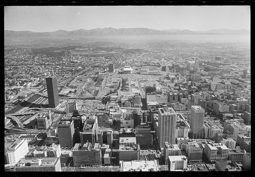 Widok z lotu ptaka na Los Angeles, 1967 r. Fot. Don Dornan. Biblioteka Kongresu. Domena publiczna.