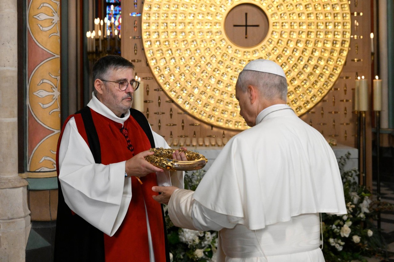 Papież w katedrze Notre-Dame: w tym miejscu bije serce narodu
