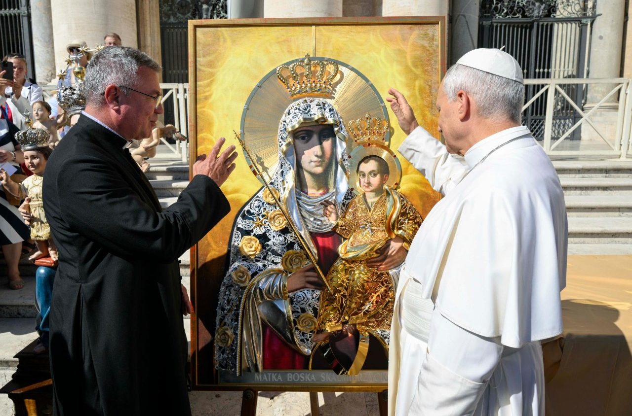 Papież pobłogosławił sukienkę obrazu Matki Bożej Skalmierzyckiej