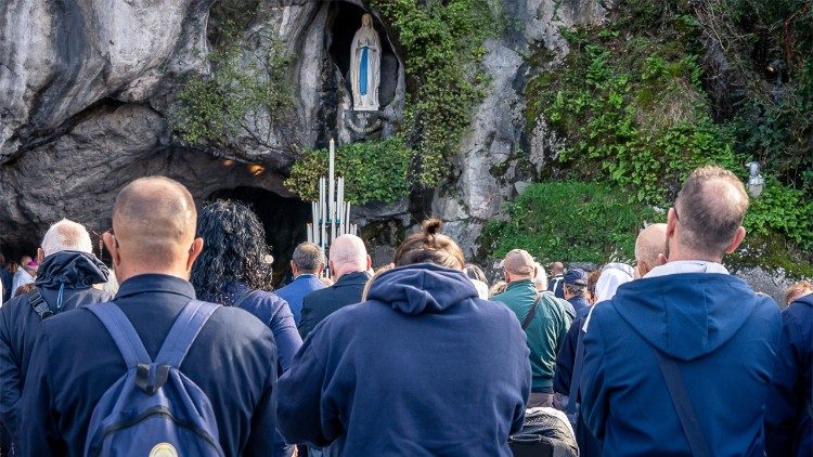 Chorzy i wolontariusze czekają w Lourdes na Leona XIV