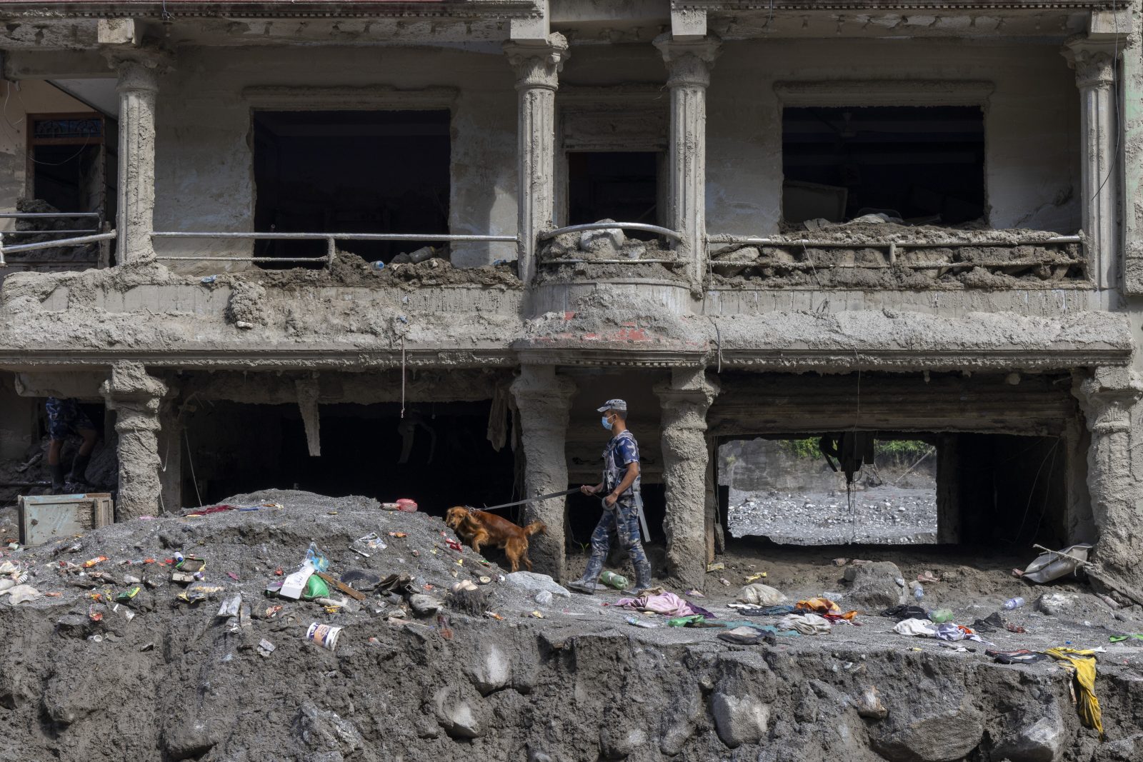 Nepal: bilans ofiar powodzi wzrósł do 1356, w kraju trwa dzień żałoby