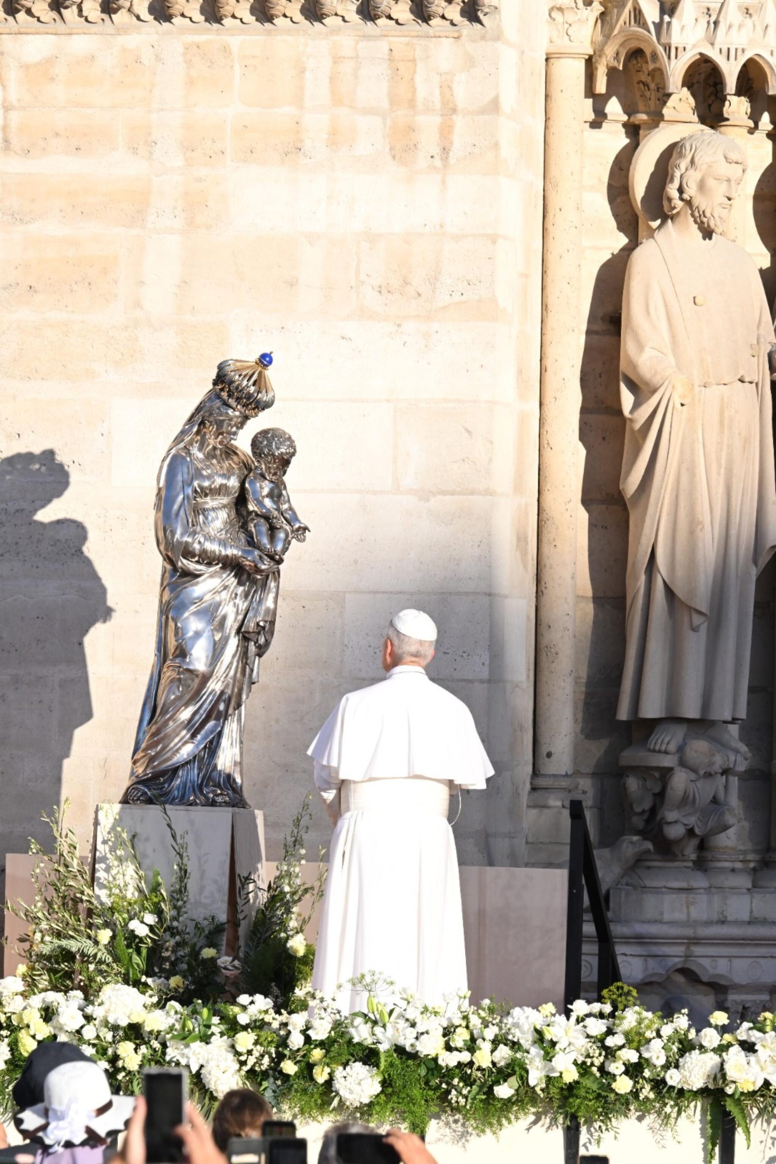 Wzruszony Leon XIV przed ocalałą figurą Maryi