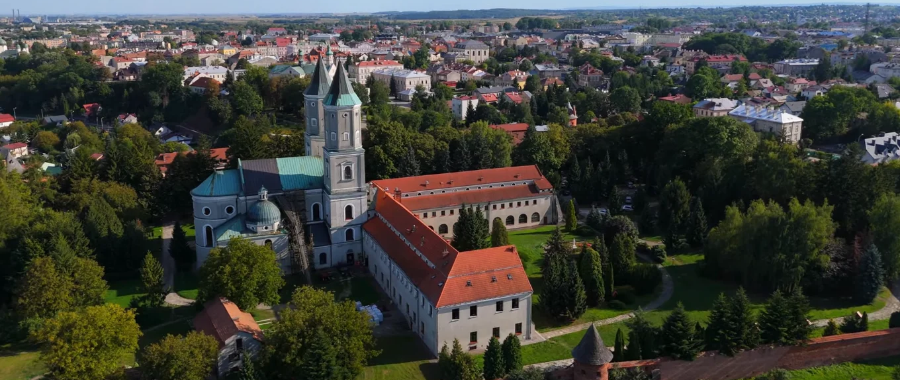 Lutto dopo l'attacco con coltello all'abbazia delle benedettine di Jarosław