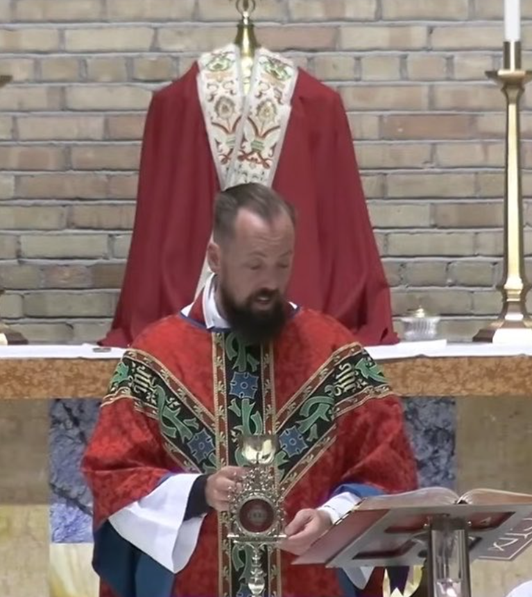„Czułem ciężar obecności Jezusa w kielichu w moich dłoniach” – doświadczenie księdza z Minnesot …