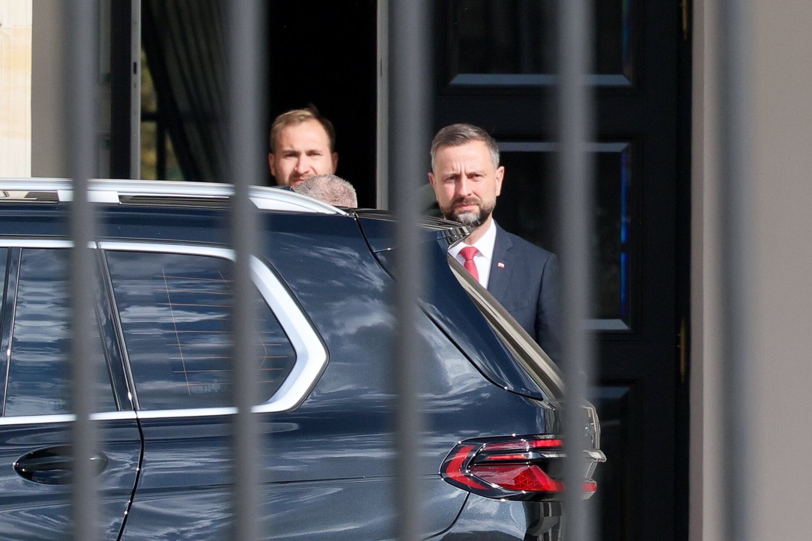 Mężczyzna podejrzewany o planowanie zamachu na premiera i szefa MON doprowadzony do prokuratury