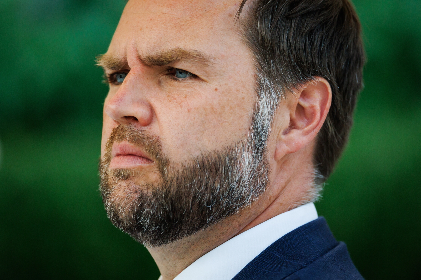 JD Vance broni kontrowersyjnej grafiki z Donaldem Trumpem: prezydent nie chciał obrazić czy wyśmiewać Boga