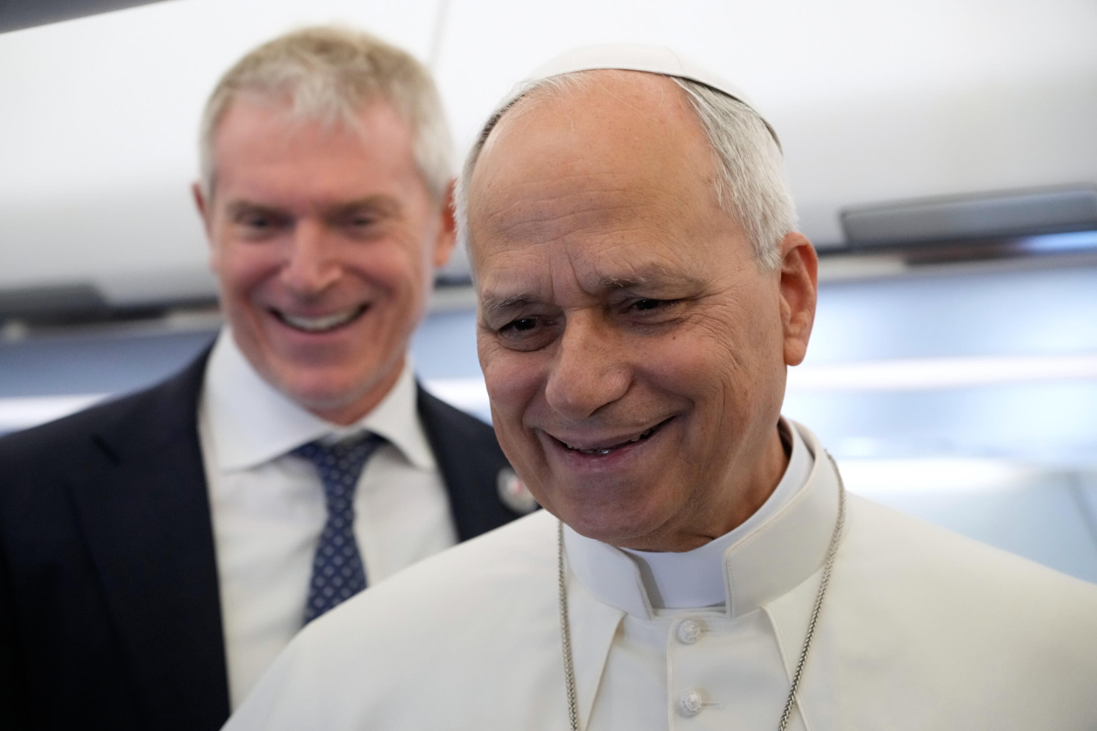 Papież w samolocie do Paryża: jadę, by głosić pokój. Dziennikarze zapytali, czy uczy się francuskiego z aplikacji