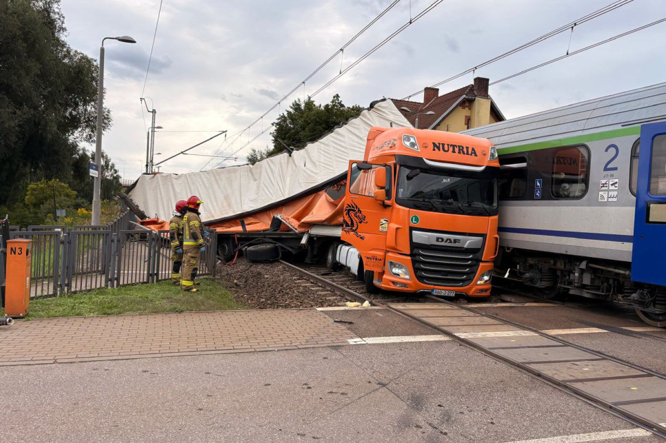 Gdańsk: zderzenie pociągu pasażerskiego z ciężarówką. Poważne utrudnienia na kolei