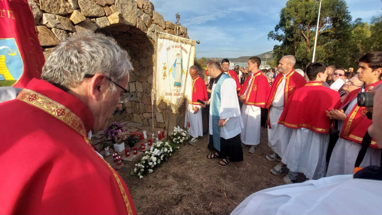 Korsyka: setki osób przyszły na modlitwę w miejscu niedawnej profanacji figury Maryi