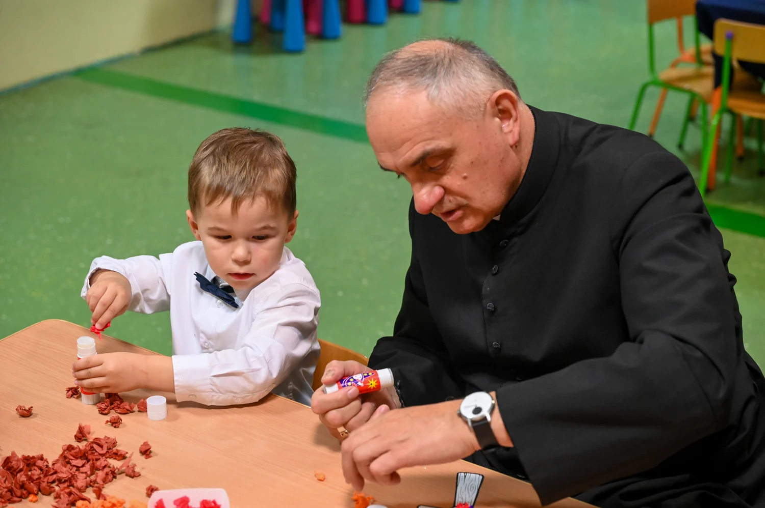 „Dobrze, iż jesteście” – biskup bydgoski i dzieci wyklejały różaniec