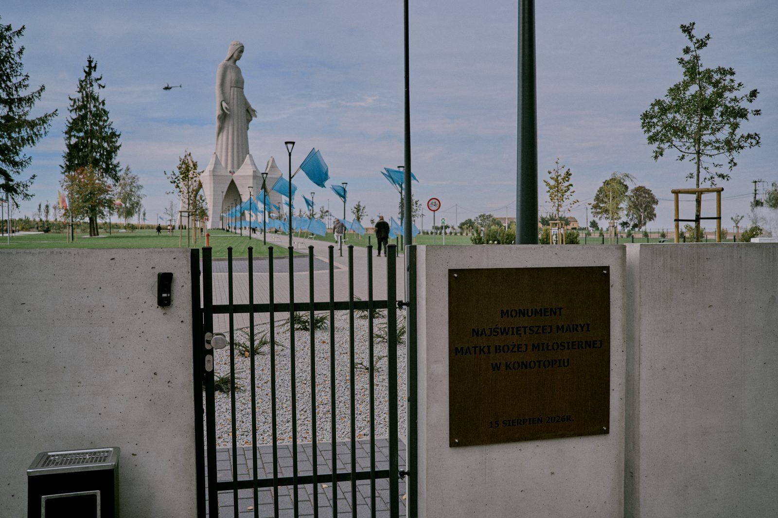 Między ciekawością a modlitwą. Co przyciąga Polaków pod gigantyczny monument Matki Bożej Miłosiernej? [REPORTAŻ …