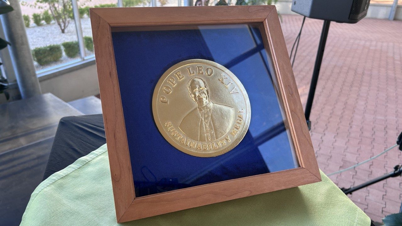Medal dla kard. Czernego, jak Noe i Mały Książę