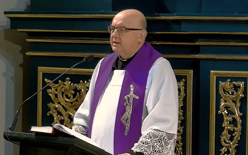 Ksiądz Marek zaatakowany miesiąc temu przez nożownika w Jarosławiu wraca do zdrowia i prosi o modlitwę za napastnik …