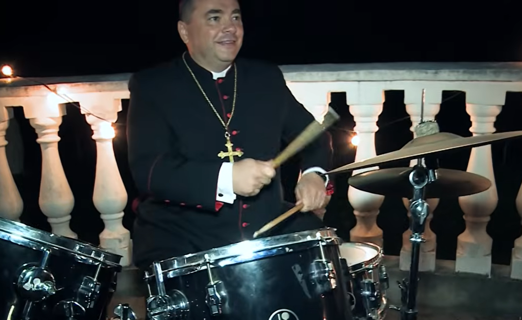 Biskup-perkusista zaskoczył młodych i wszedł na scenę zagrać w czasie koncertu [WIDEO]