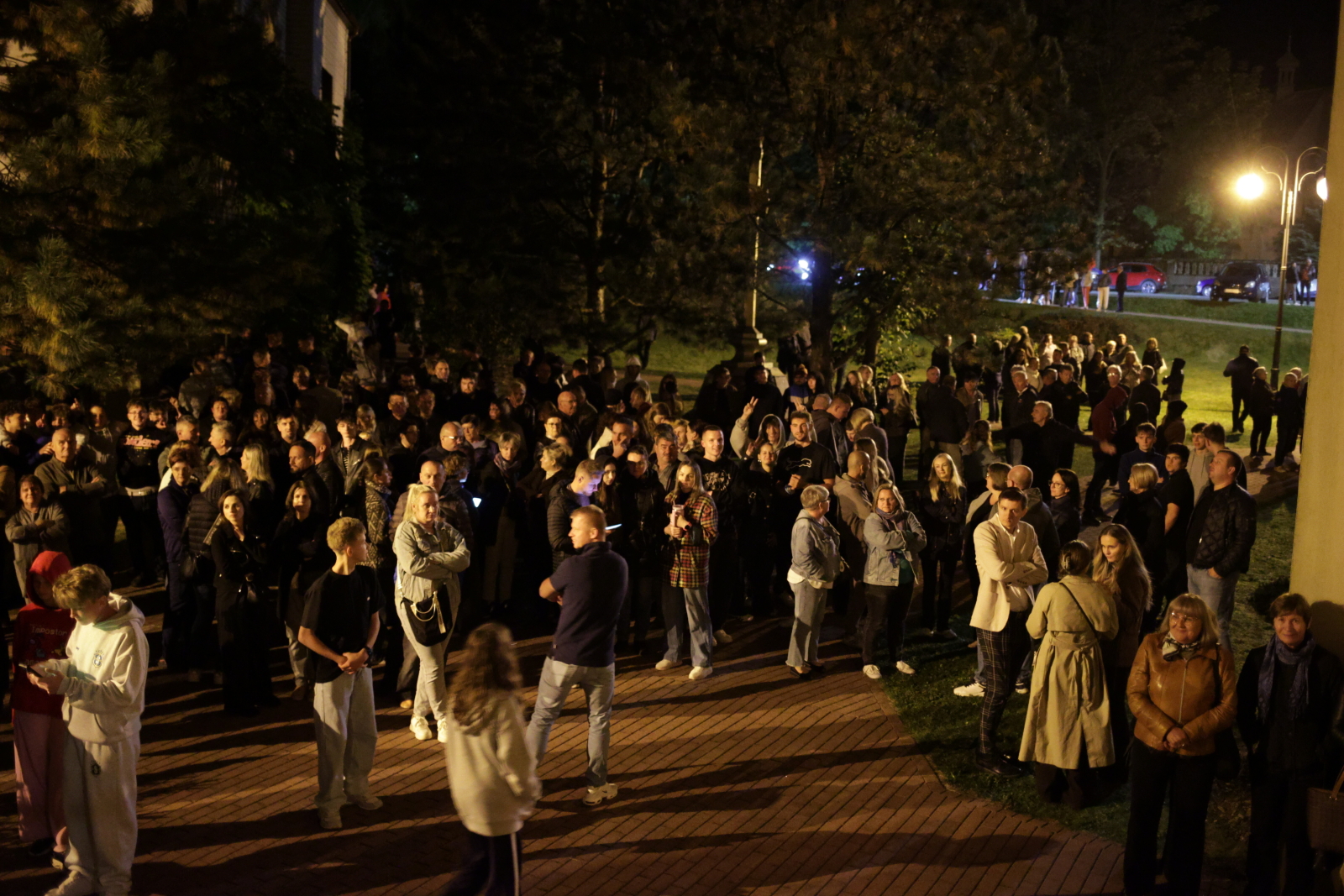 Obława na biskupa w Grojcu. Doszło do szarpaniny. Wierni żądają przywrócenia proboszcza