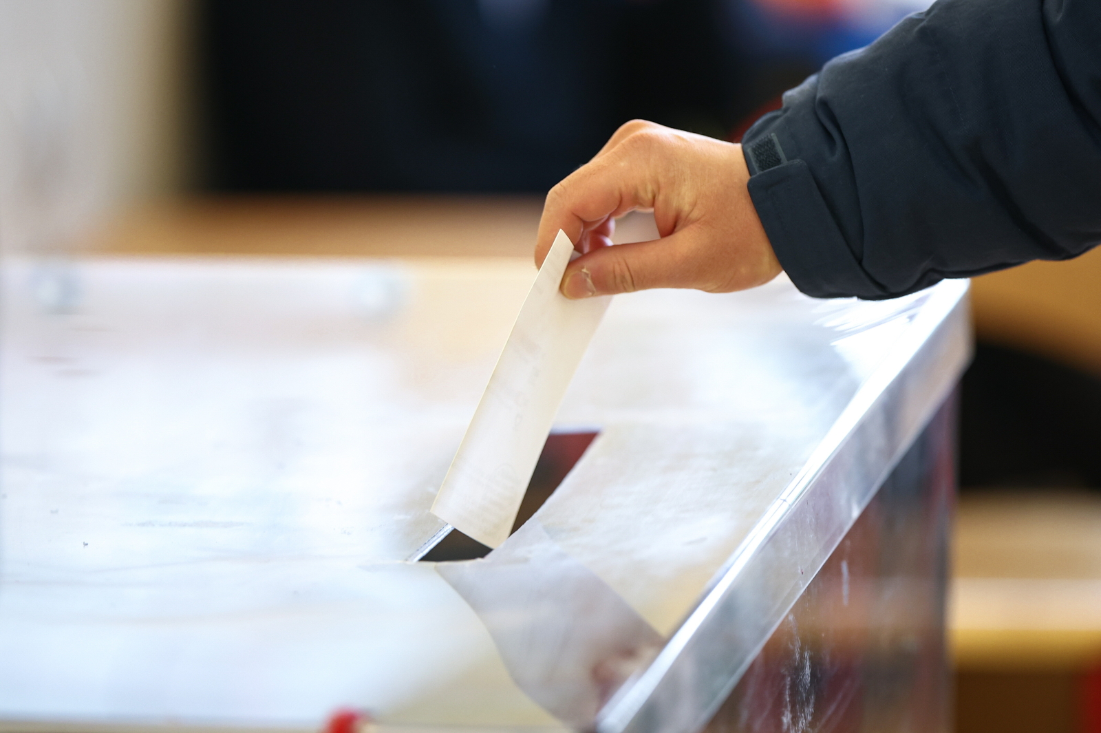 Sondaż exit poll: Łukasz Gibała wygrywa przedterminowe wybory prezydenta miasta z wynikiem 61 procent