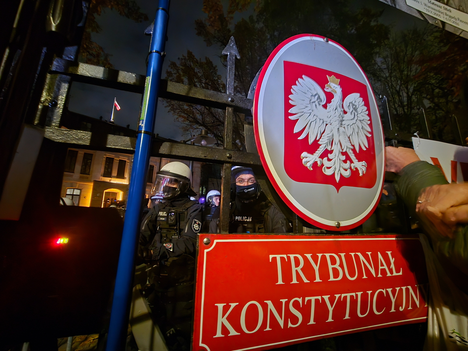 Kryzys w TK – prezydent zwołuje pilne konsultacje sił parlamentarnych; premier pisze o przywracaniu rządów pra …