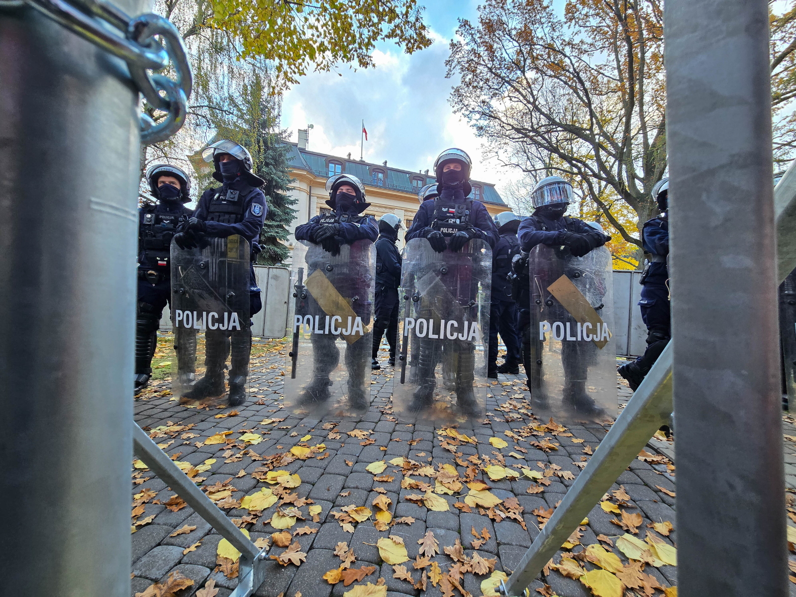 Przed siedzibą TK wciąż jest policja. Seria spotkań prezydenta z liderami środowisk parlamentarnych