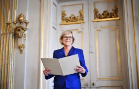 Ingrid Carlberg ogłasza Anne Carson laureatką Literackiej Nagrody Nobla fot. EPA/CHRISTINE OLSSON PAP