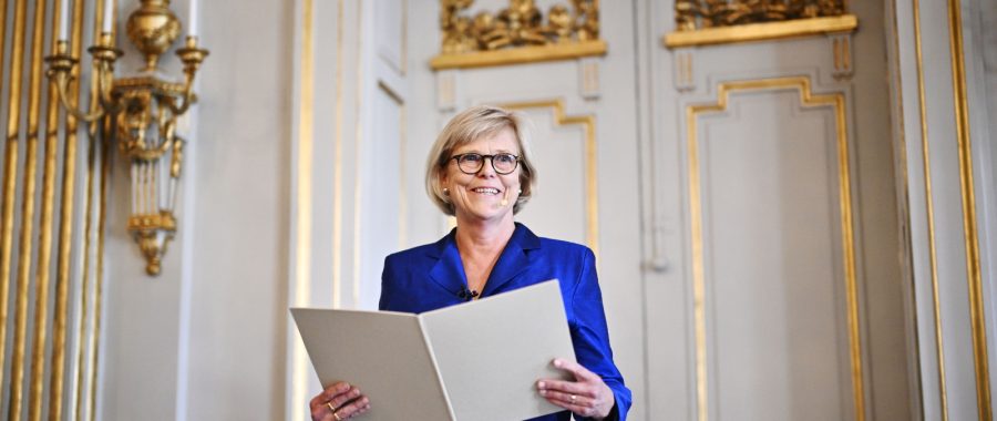 Ingrid Carlberg ogłasza Anne Carson laureatką Literackiej Nagrody Nobla fot. EPA/CHRISTINE OLSSON PAP