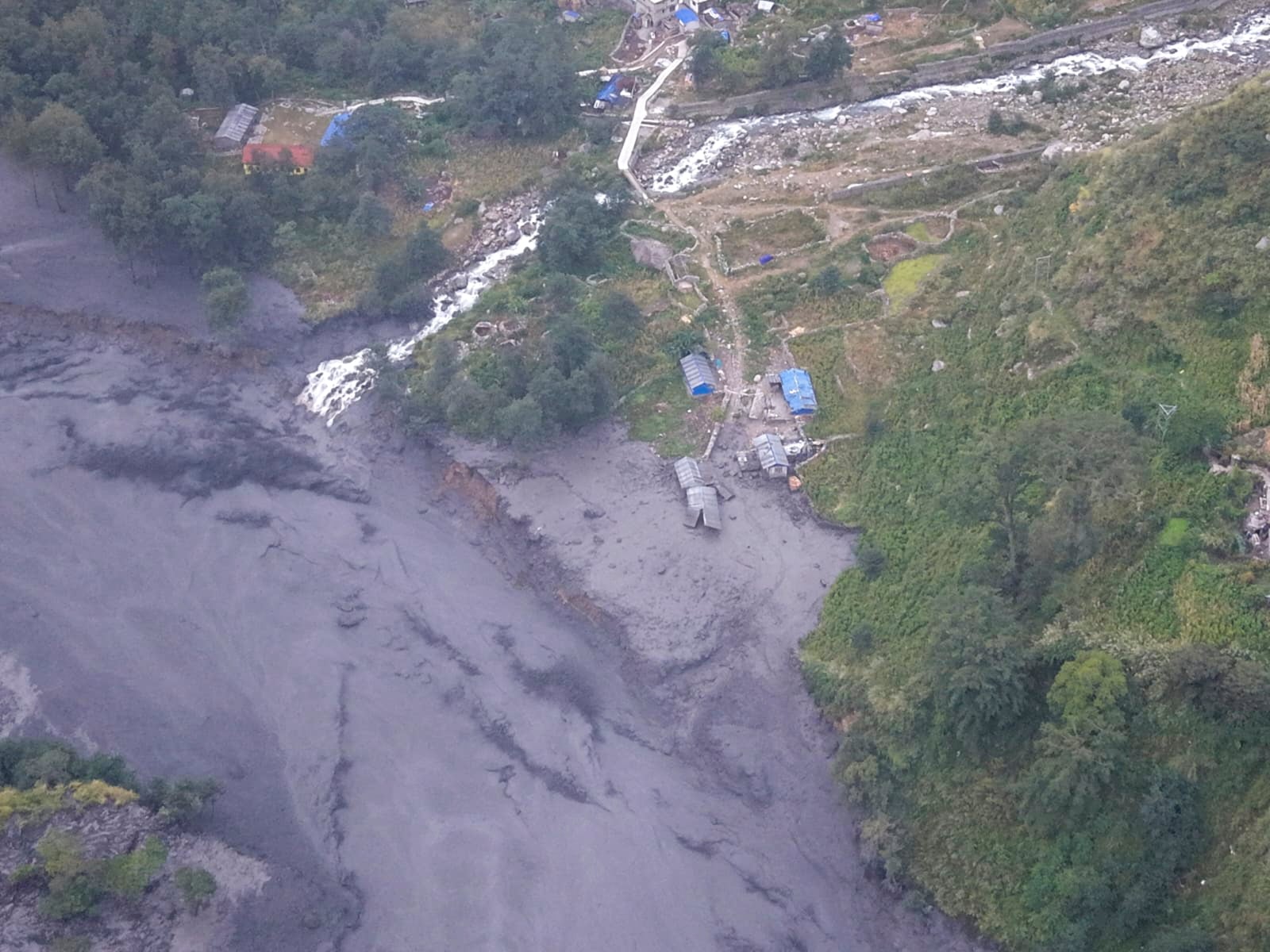 Nepal: ewakuacje po powodzi błyskawicznej w środkowej części kraju