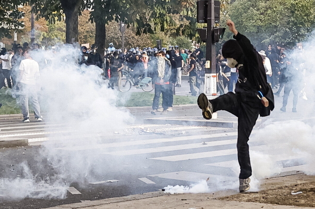 Francja: trzeci weekend z rzędu pod znakiem demonstracji; w Paryżu zamknięto ponad 40 stacji metra
