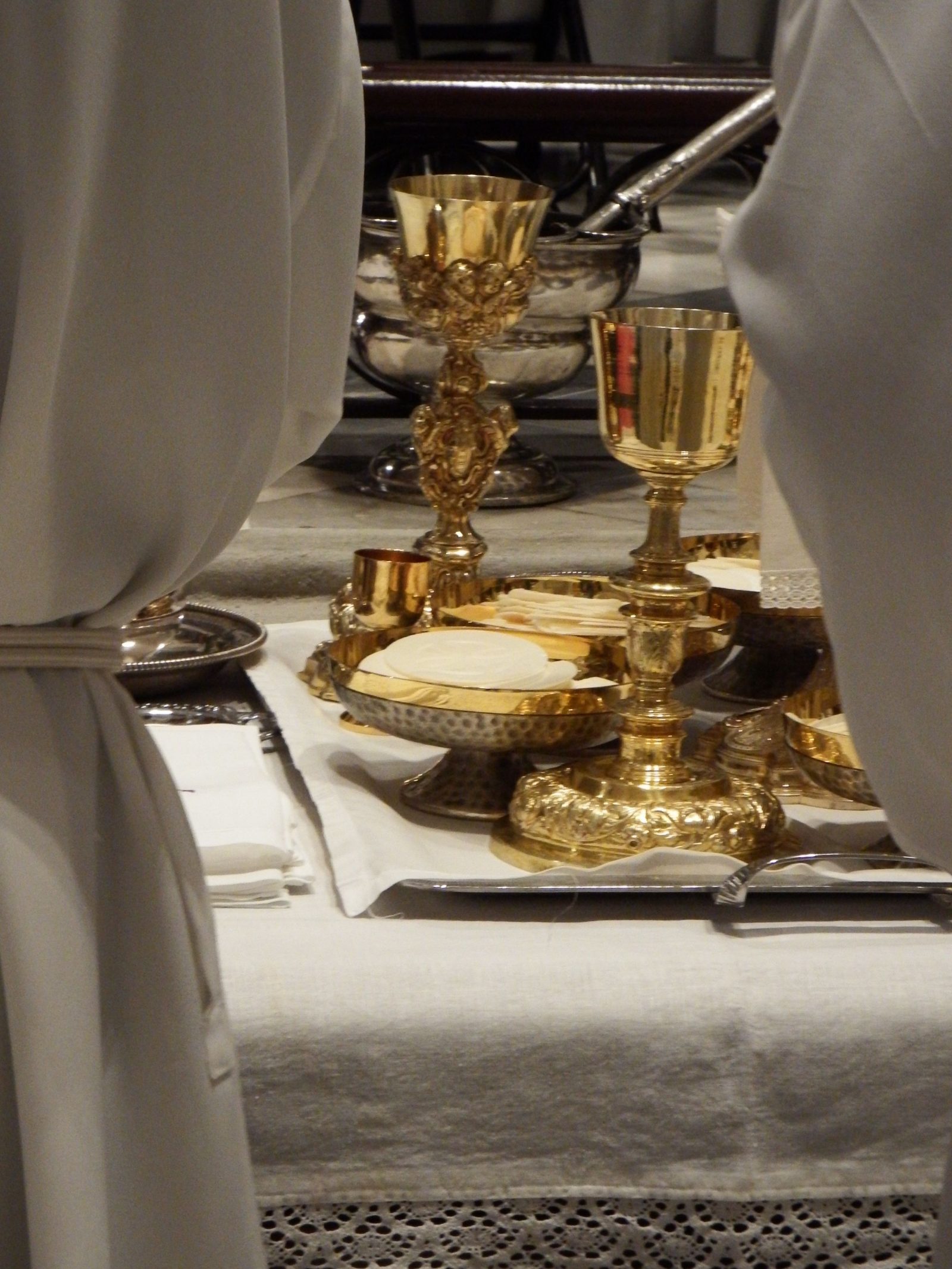 Para złodziei w rękach policji z Ozimka. Okradli kościół ze sprzętu liturgicznego i gotówki