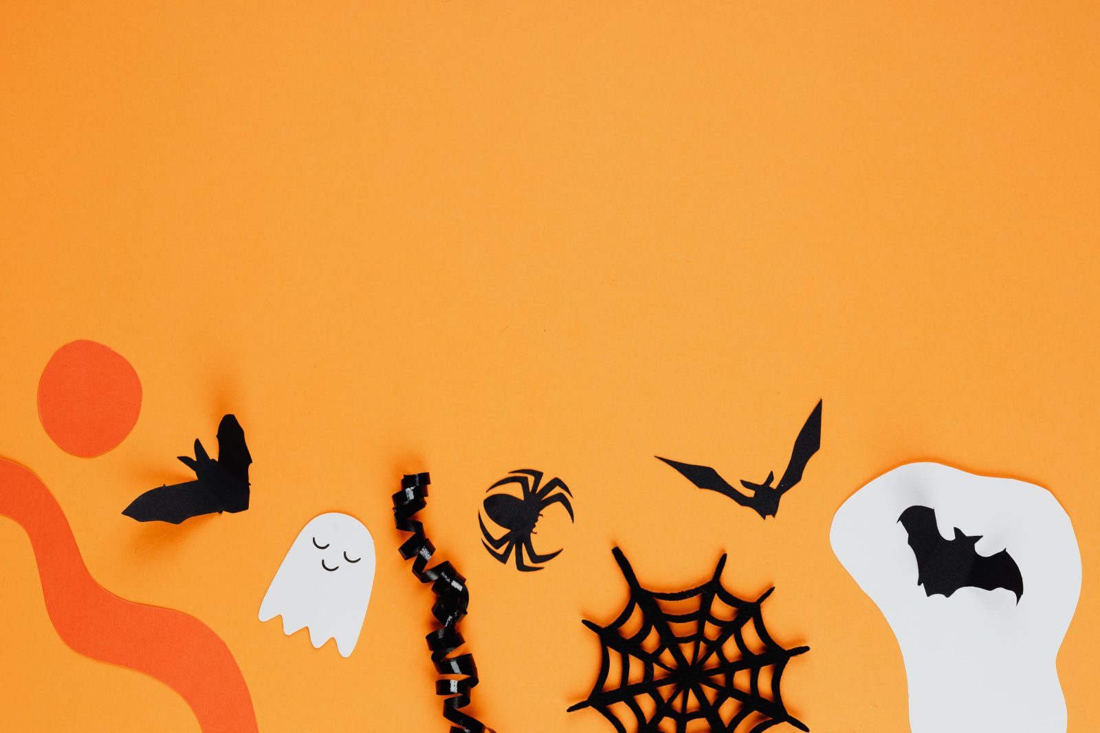 Znane sieci handlowe usuwają z półek gadżety na Halloween. To reakcja na tragiczne wydarzenia w szkołach